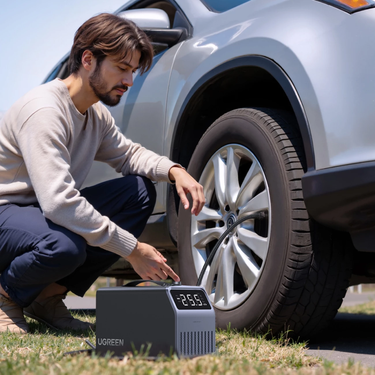 Pompë elektrike për goma Ugreen 12V 150 PSI, ekran digjital, 30 l/min, bateri 3×4500 mAh LiFePO4, gri