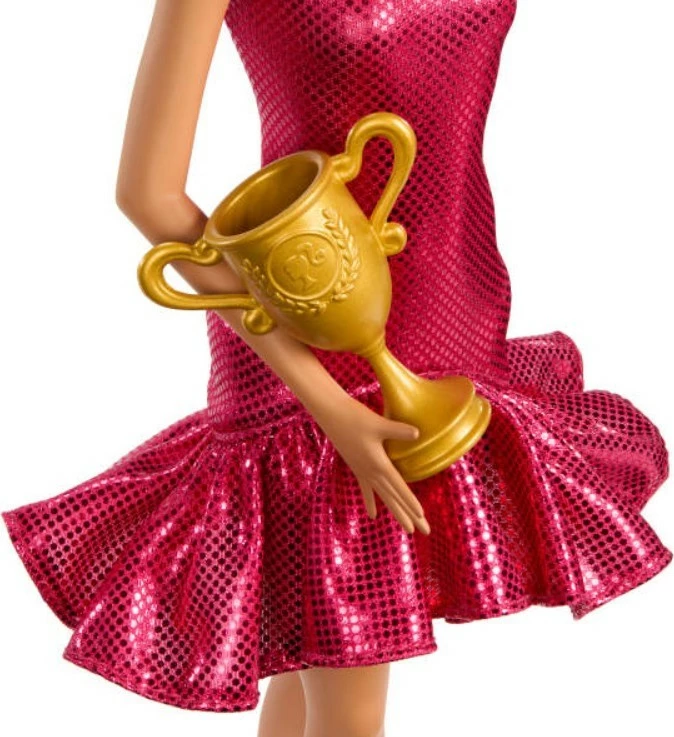 Kukull Barbie Mattel Dance Performer JFR09 me fustan të kuq dhe trofe