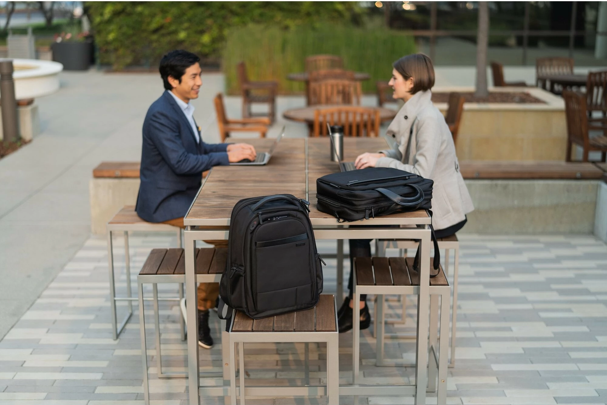 Çantë laptopi Kensington Contour 2.0, 15.6", e zezë