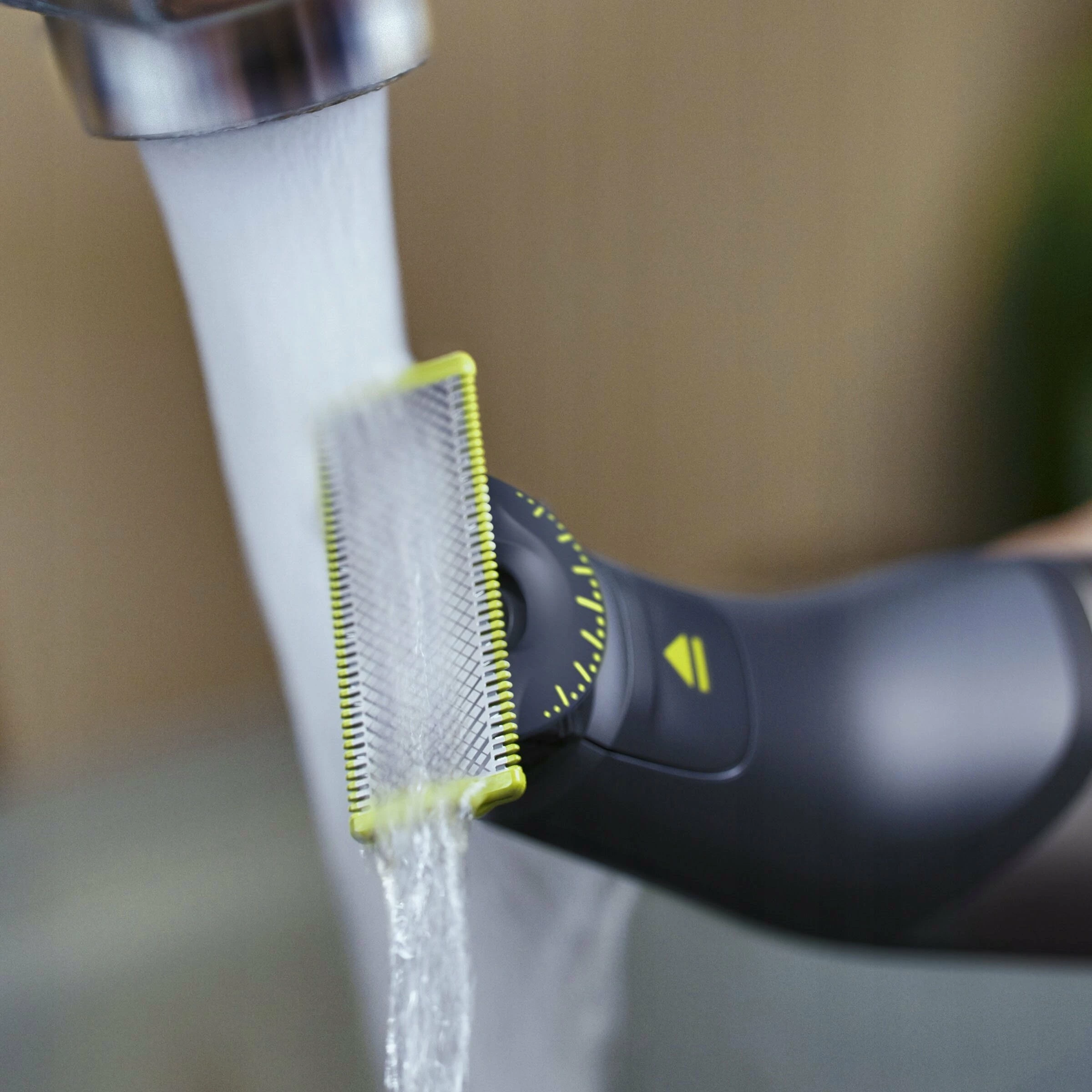 Makinë rroje Philips OneBlade Pro 360 QP6652/61, për fytyrë & trup, 120 min bateri, IPX7, gri, set me krehër preciz 20 gjatësive
