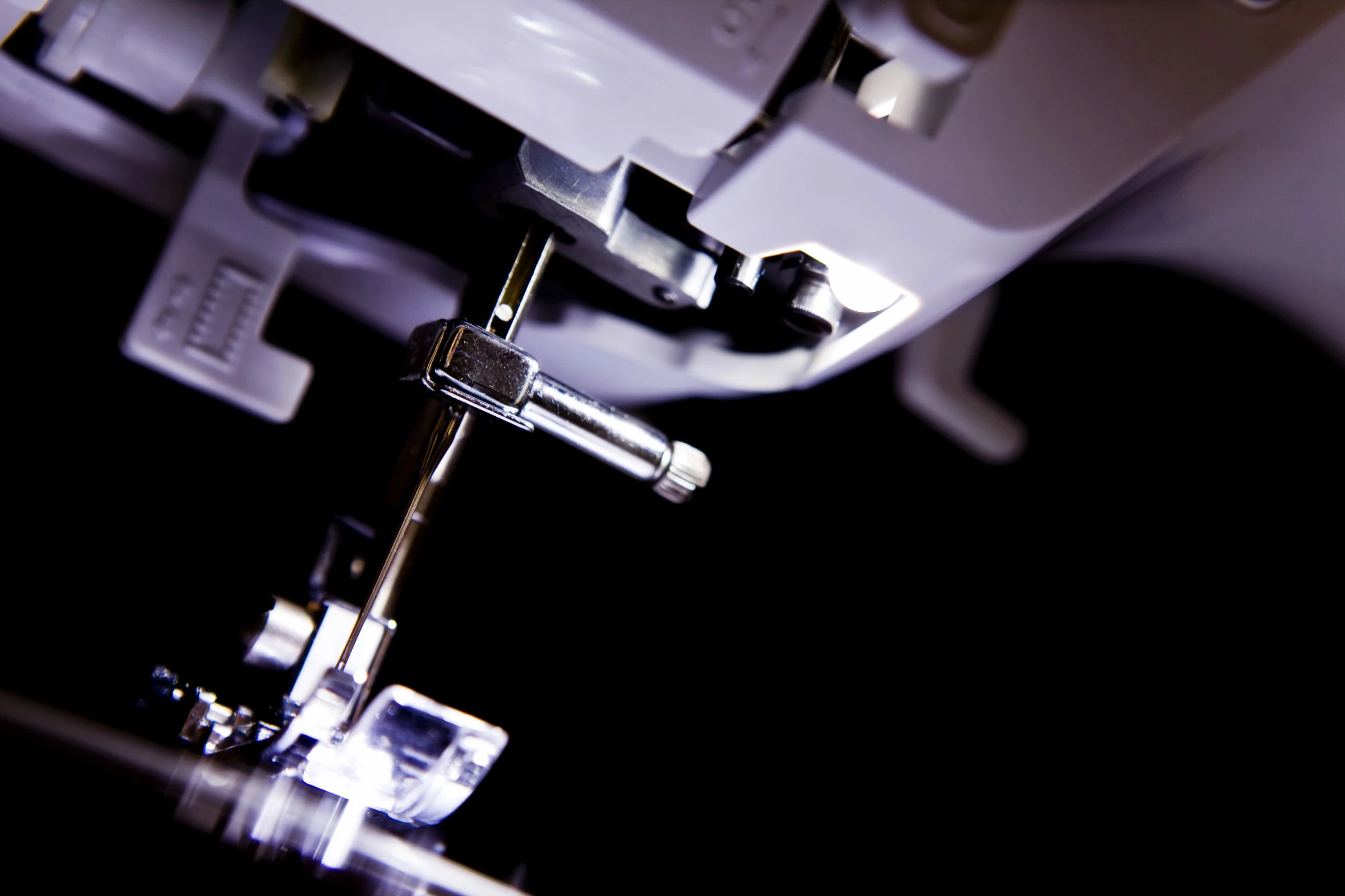 Makine qepëse Brother RH127 mekanike e bardhë