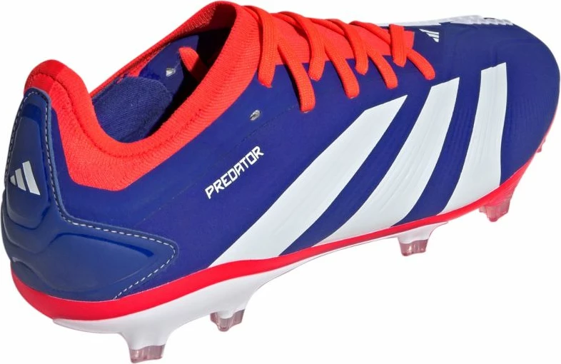 Atlete futbolli adidas, të kuqe dhe të kaltra