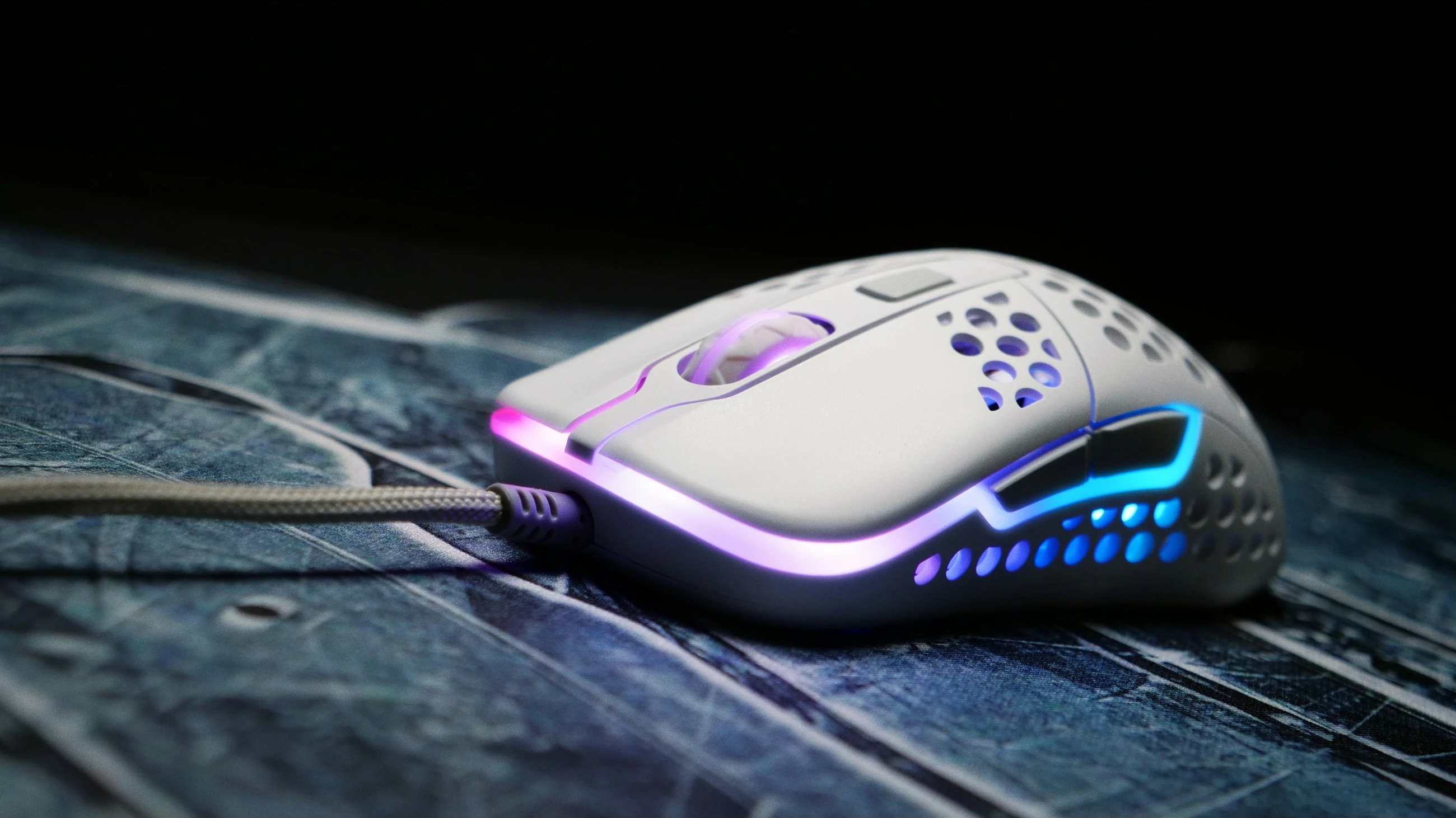 Maus Cherry XTRFY M42, 16000 DPI, Ambidextrous, USB Type-A, Bardhë