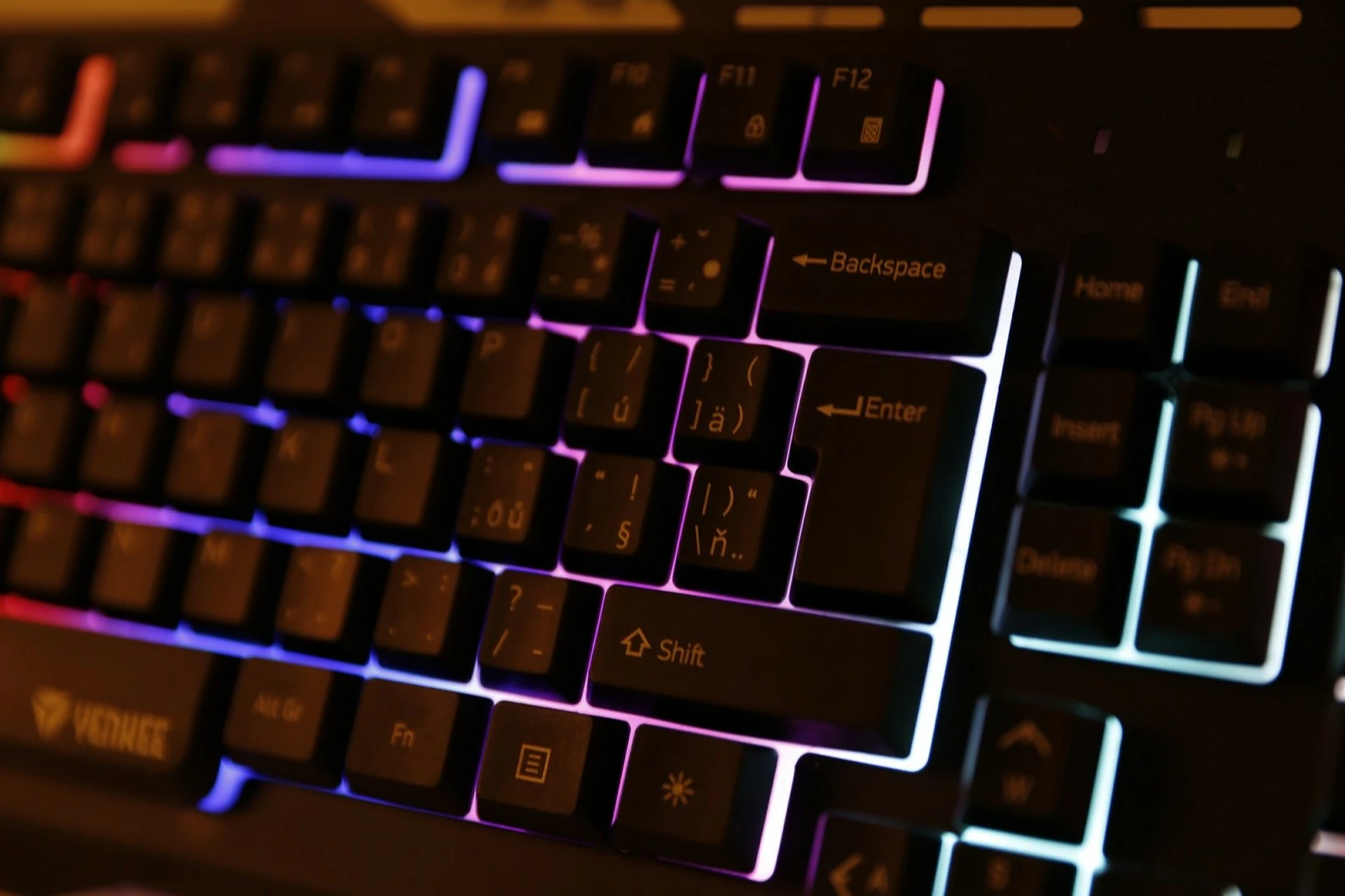 Tastierë YENKEE Shadow YKB 3200, me ndriçim LED, me kabllo, e zezë