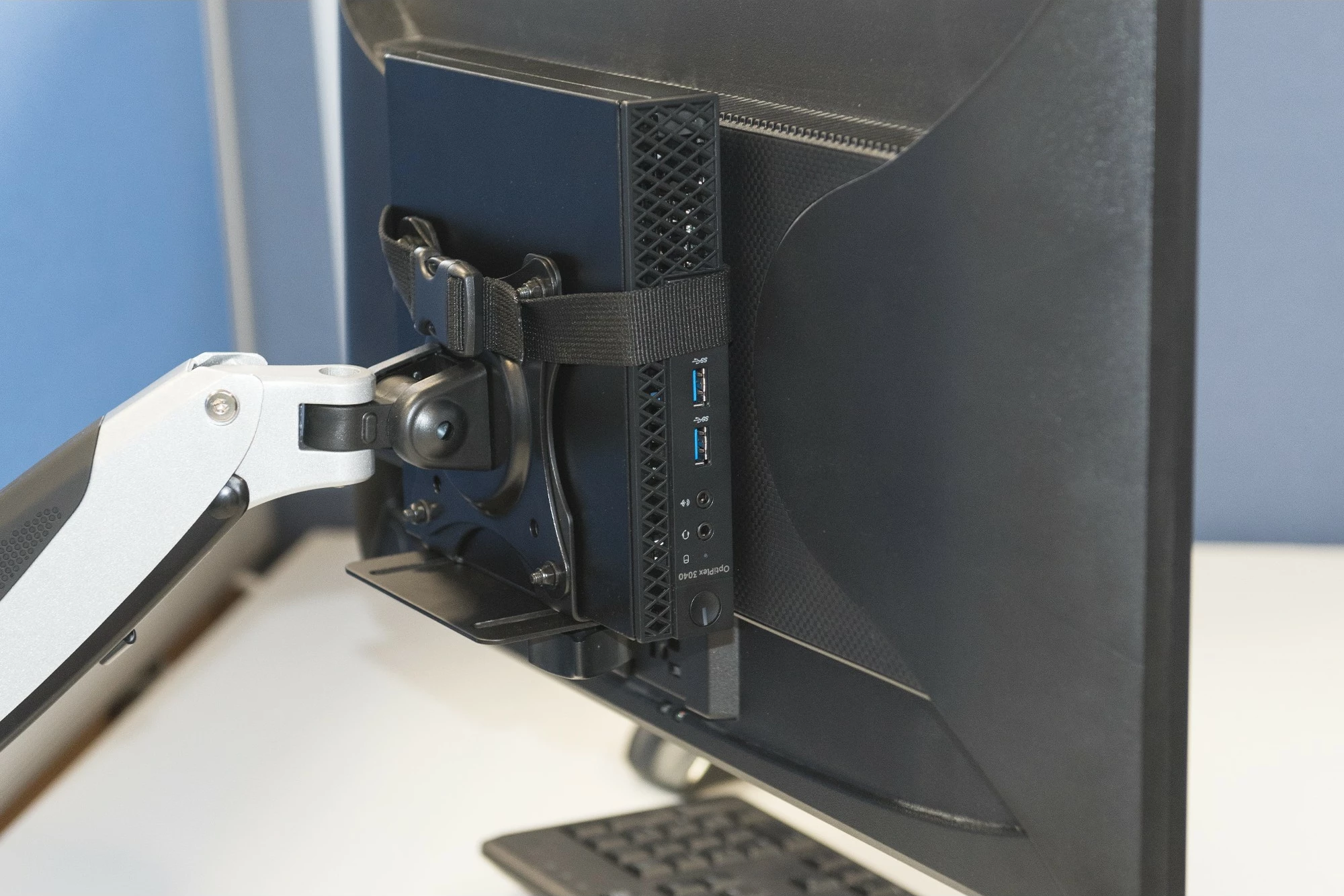 Mbajtës mini kompjuter desktop Digitus, multifunksional, me clamp, VESA 75x75/100x100 mm, deri 5 kg, i zi