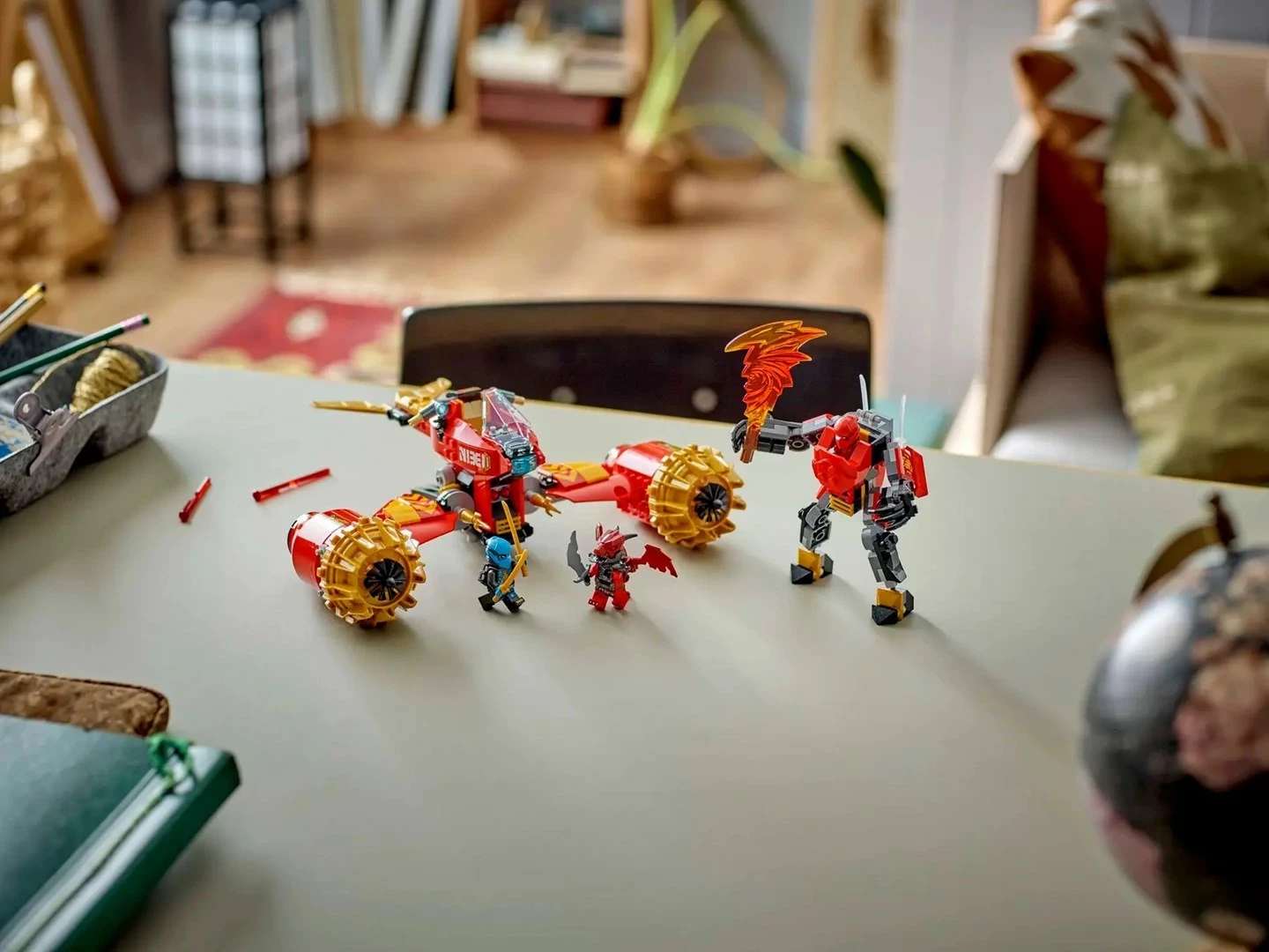 Set LEGO NINJAGO 71830 Kai's Mech Storm Rider, 3 minifigura