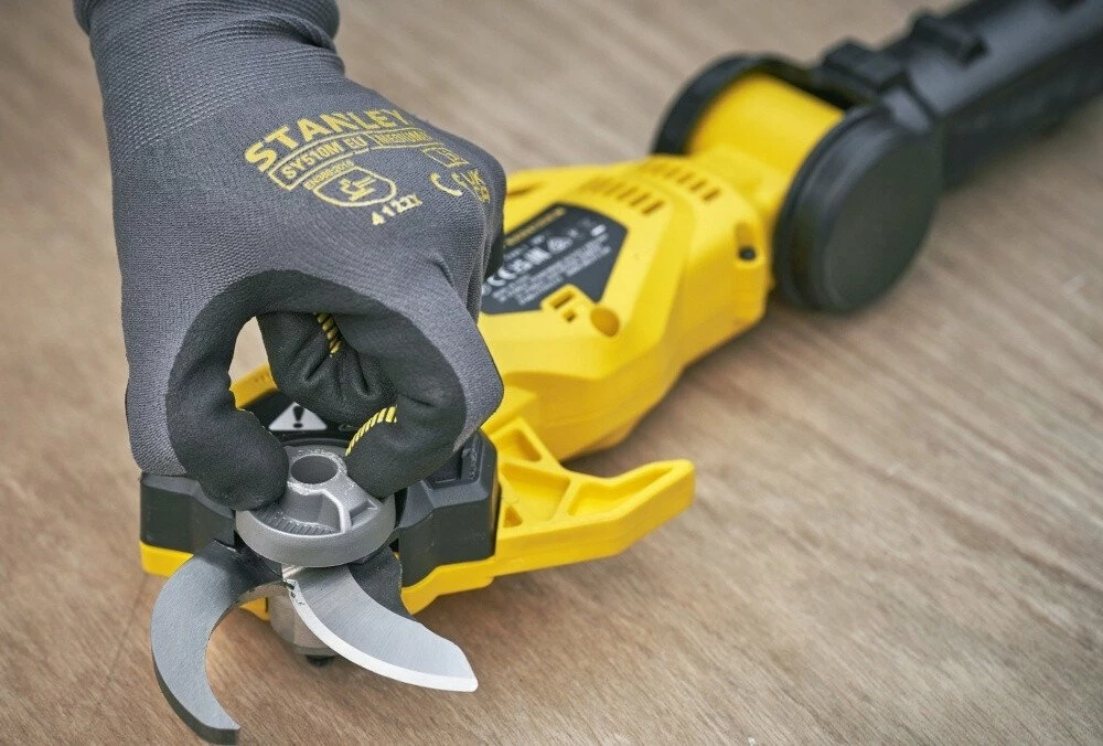 Gërshërë krasitëse teleskopike me bateri Stanley Fatmax SFMCPP632B-XJ 18V, 2.4 m, 32 mm