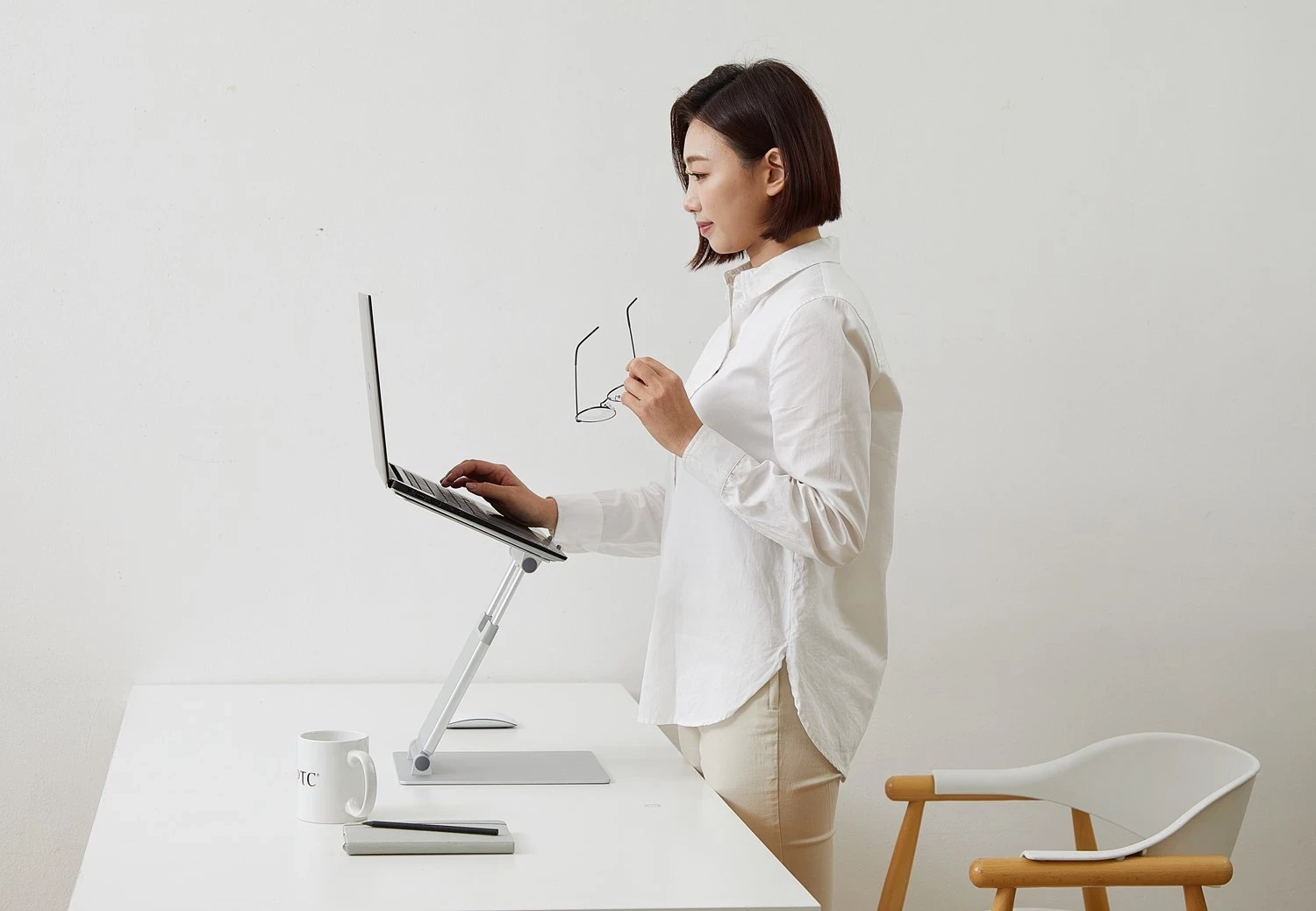 Mbajtëse për laptop POUT Eyes3 Lift, alumin, argjend/hiri