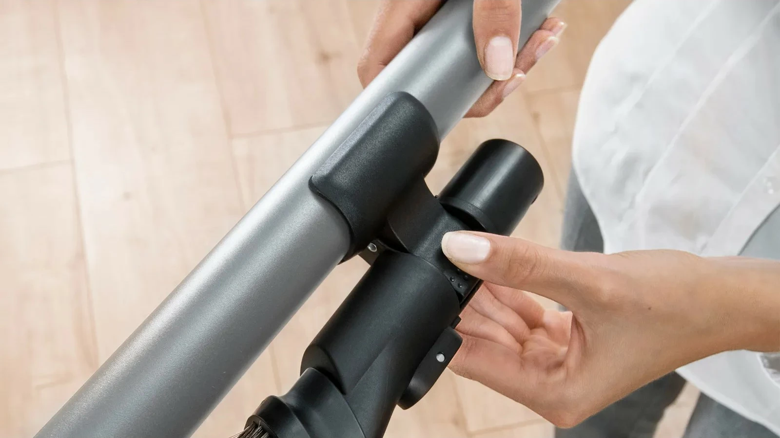 Fshesë me korrent Bosch BSS715CARP, pa qese, 0.3L, 18V, e zezë/argjendtë/e bardhë