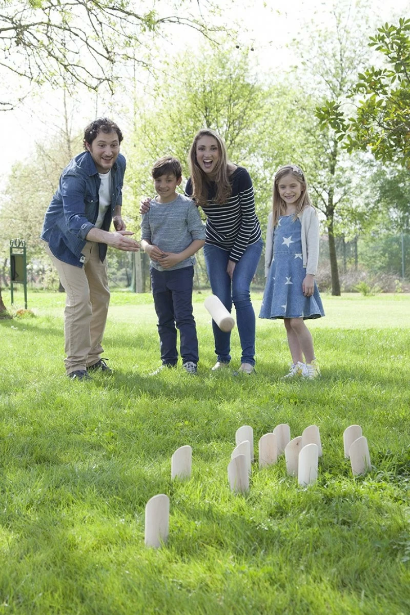 Set lojë Mölkky Tactic 40268, 12 kunja druri me zbijak, për jashtë