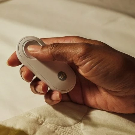 Buton Yale, i bardhë