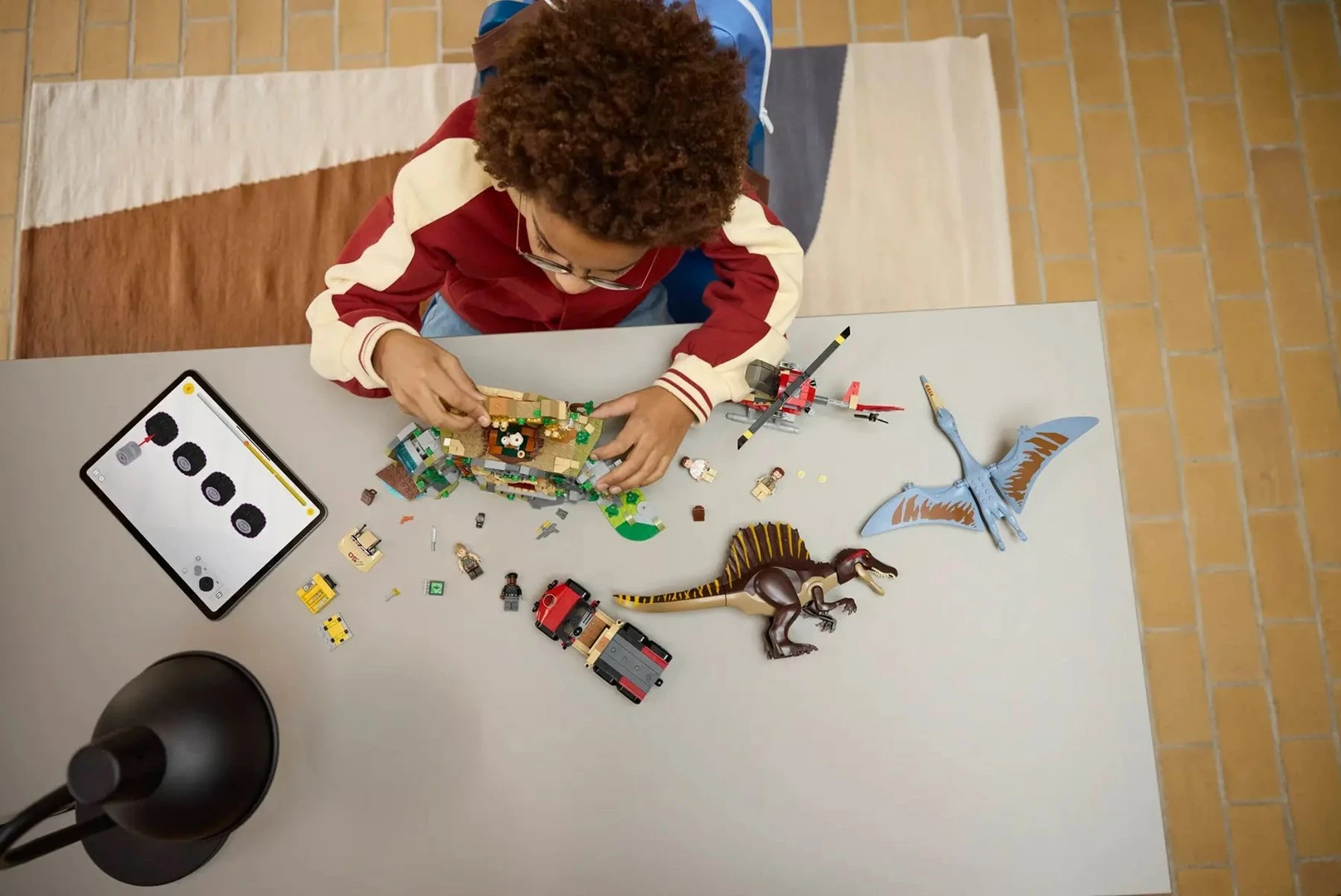 Set LEGO Jurassic World 76976 Spinosaurus & Quetzalcoatlus Air Mission, 4 minifigura