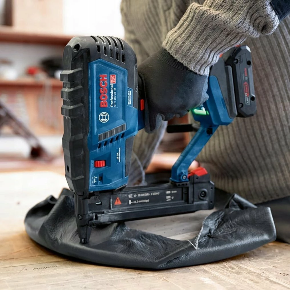Stapler me bateri Bosch Professional GNH 18V-38 M, 18V, 10-38 mm, solo (pa bateri e karikues), blu/zi