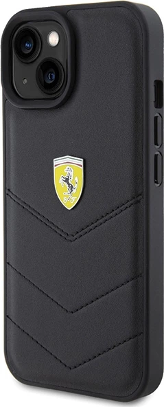 Mbështjellës Ferrari Quilted Metal Logo për iPhone 15, eko-lëkurë, i zi