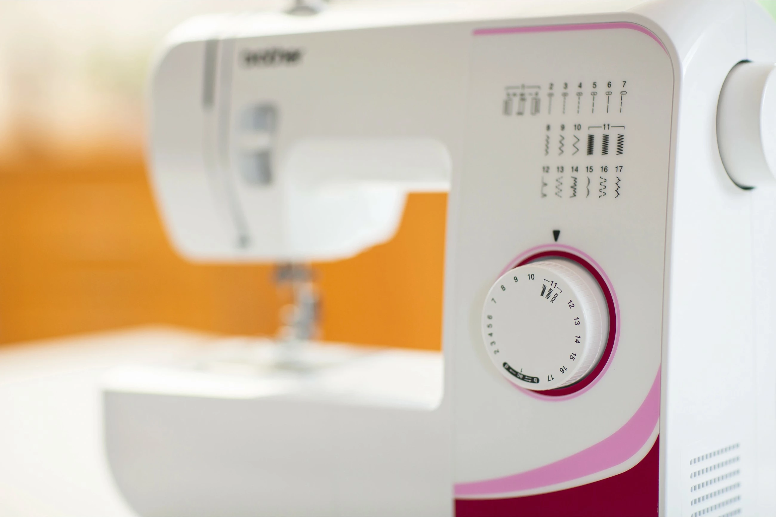 Makine qepëse Brother RL417 mekanike, e bardhë/rozë