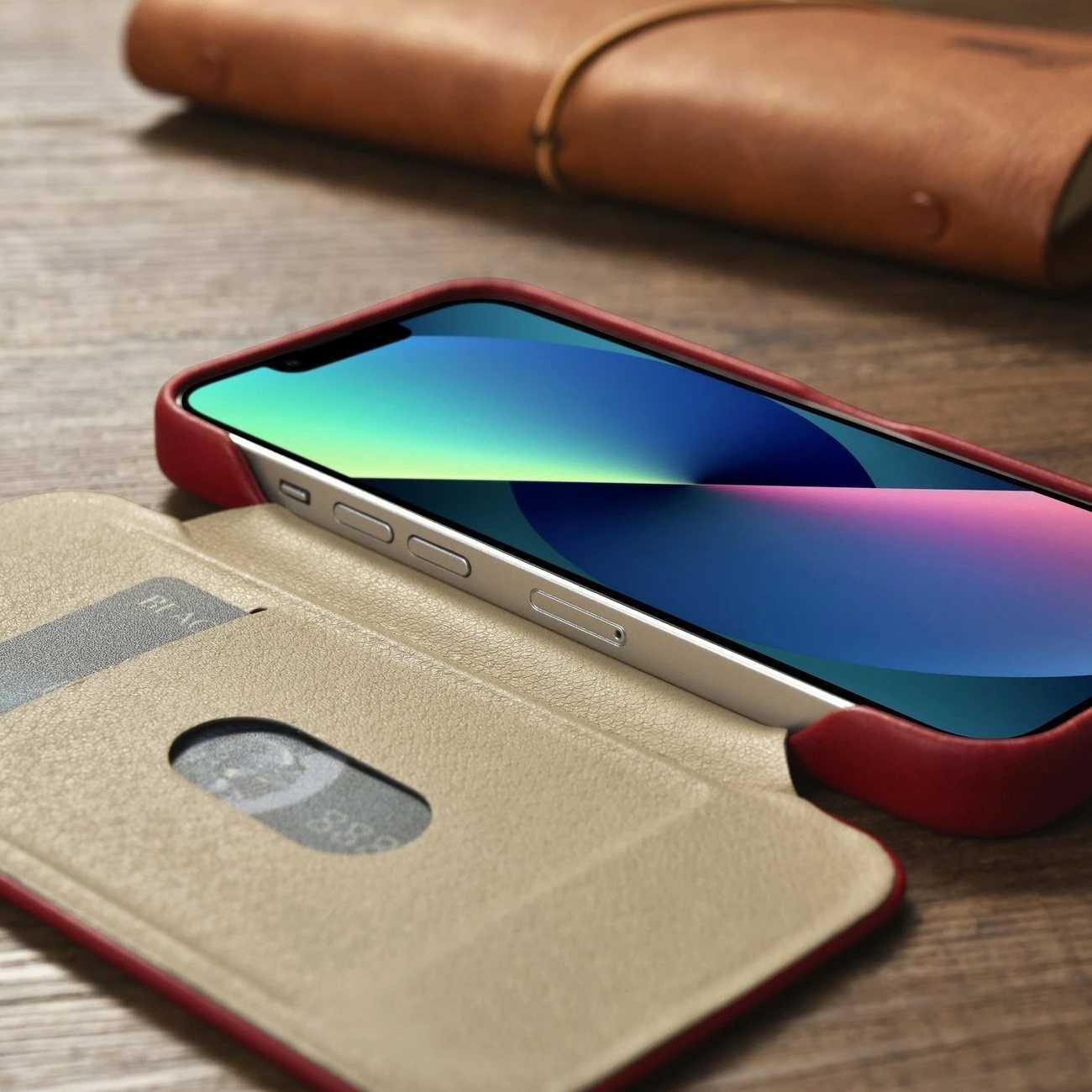 Mbështjellës iCarer CE Oil Wax Premium Leather Folio AKI14220707-RD për iPhone 14 Plus, lëkurë natyrale, me flapa magnetike, MagSafe, kuqe