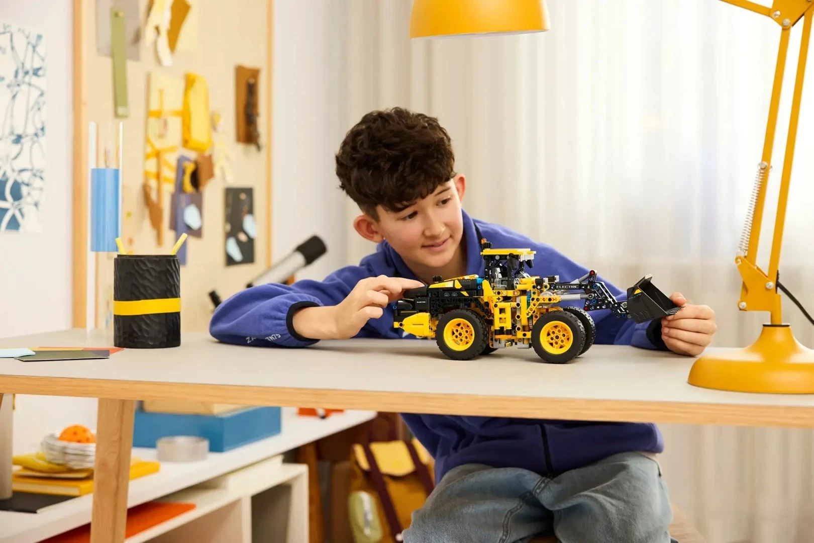 Set LEGO Technic Volvo L120 Electric Wheel Loader, 973 pjesë, për fëmijë 9+ vjeç, e verdhë/zezë