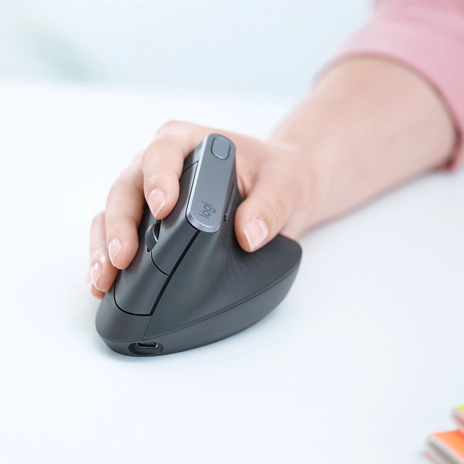 Maus Logitech MX Vertical Advanced Ergonomic, Djathtas, Optik, RF Wireless + Bluetooth, 4000 DPI, Grafit