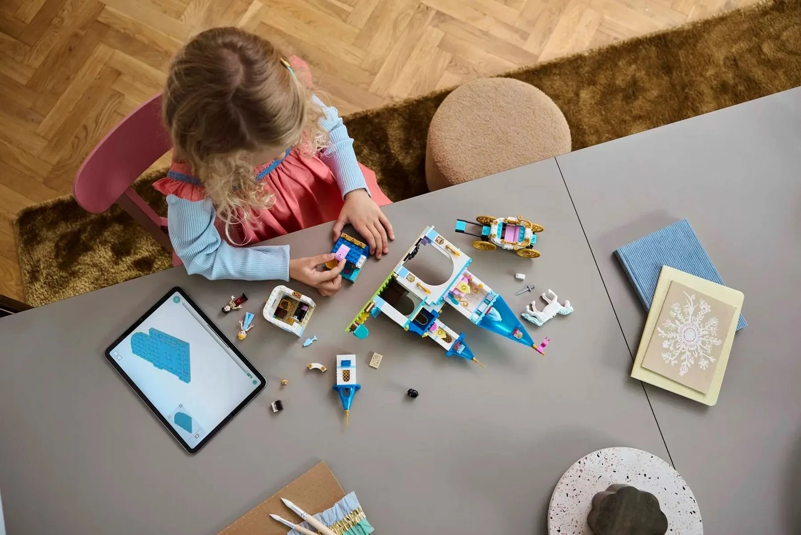 Set LEGO Disney Princess 43275, Kalaja dhe Karroca e Hirushes