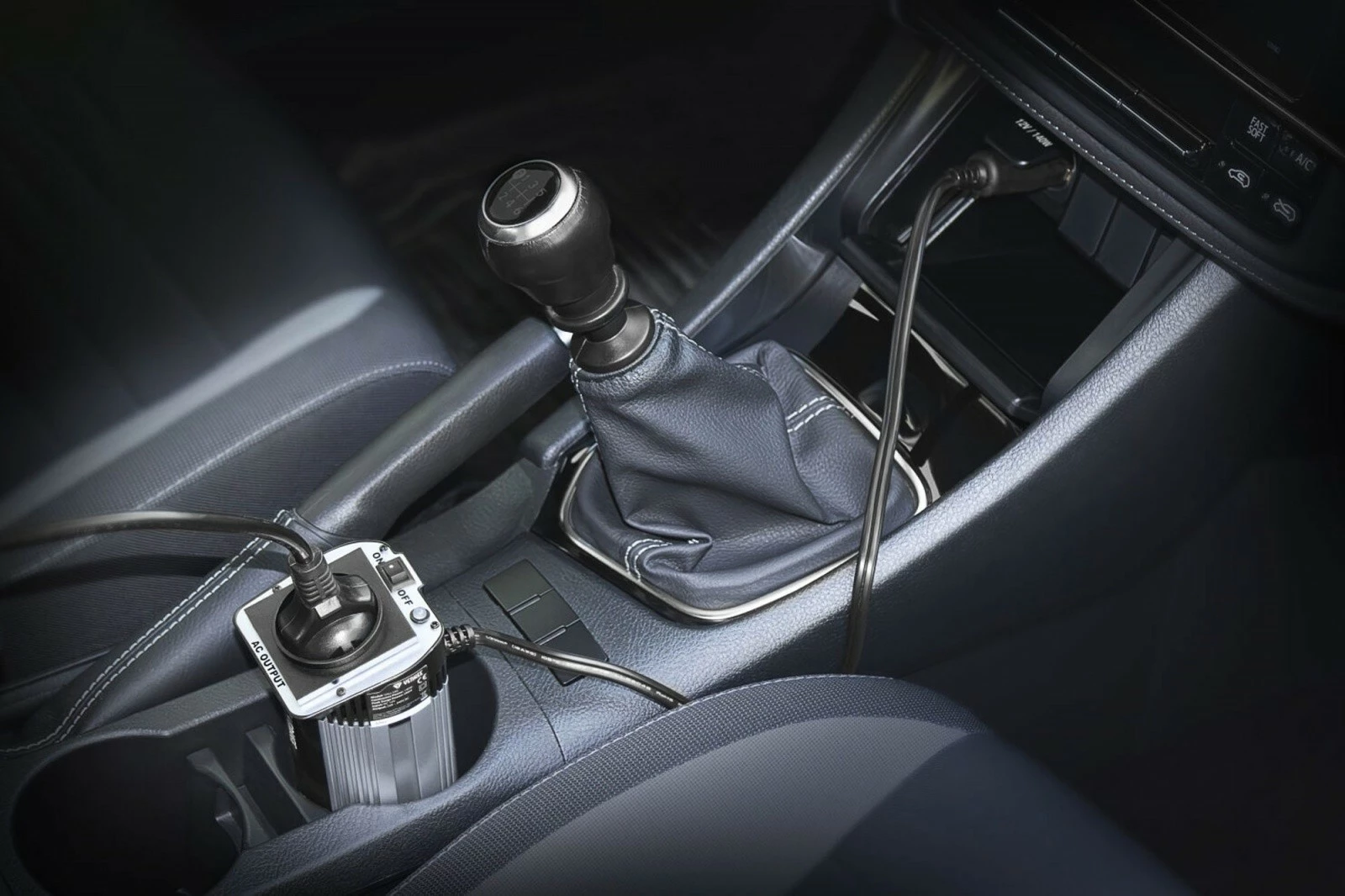 Inverter makinës YENKEE YAU 140, 280W, 12V/240V, Argjend