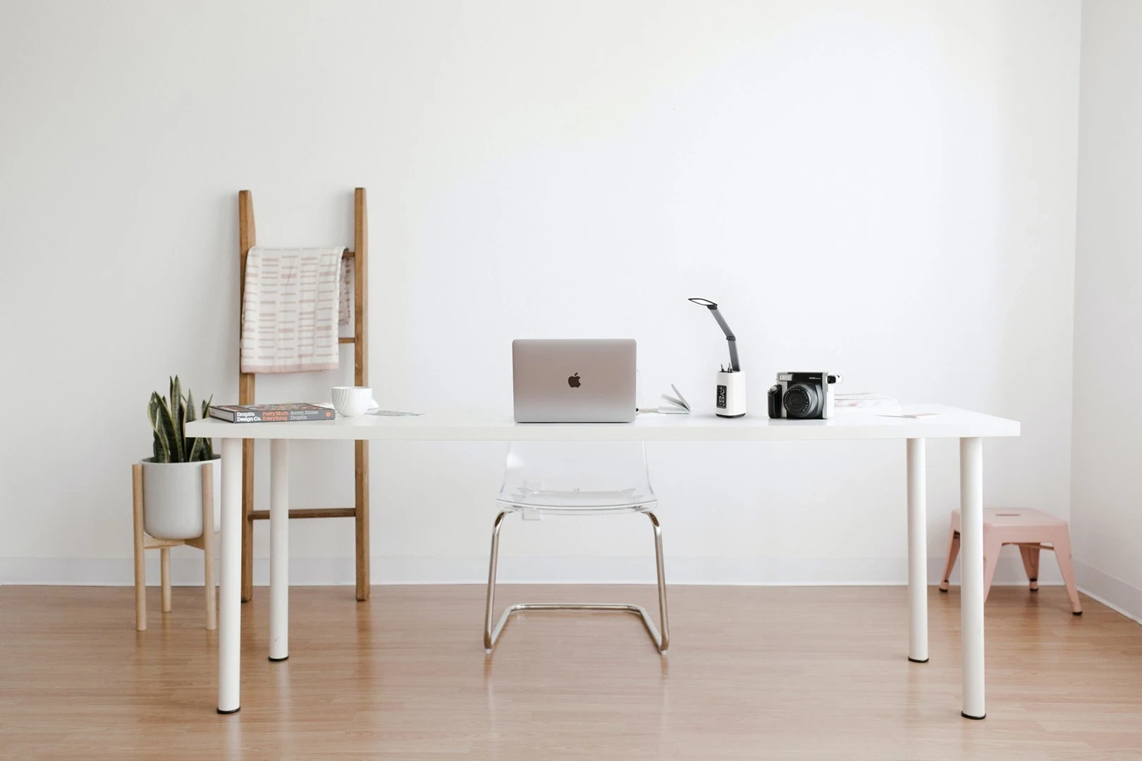 Llambë tavoline me ekran Activejet Aje-Technic LED, e bardhë