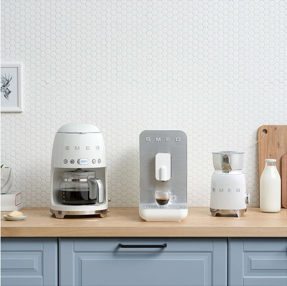 Aparat kafe SMEG DCF02WHEU, 10 filxhanë, automatik, bardhë