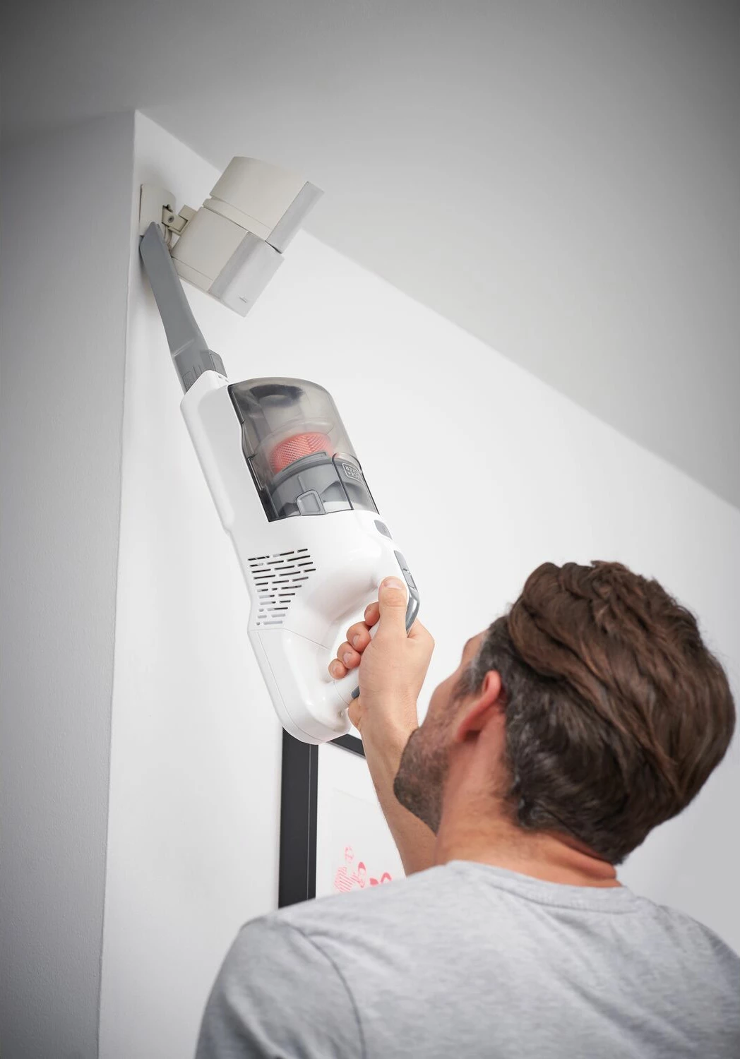 Fshesë me korrent 2-në-1 Black&Decker BHFEA515J 18V, bateri e integrume 1.5Ah, enë 500 ml, set me grykë të ngushtë dhe karikues