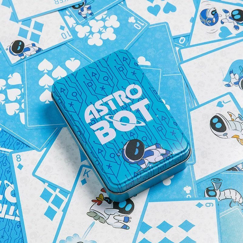 Komplet letra loje Paladone Astro Bot, 52 letra + 2 joker, kuti metalike koleksionuese
