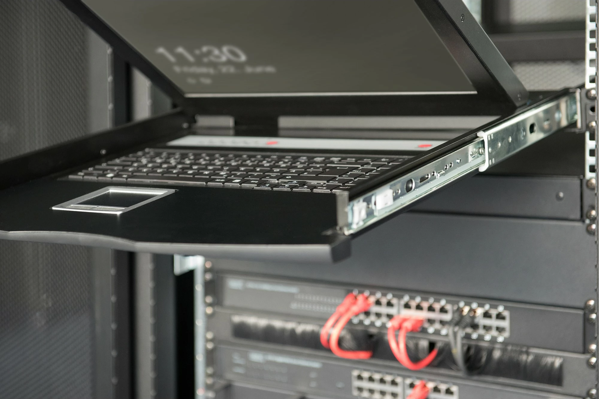 Konzolë rack Digitus 19" LCD, 16-port HDMI KVM, me tastierë US, e zezë