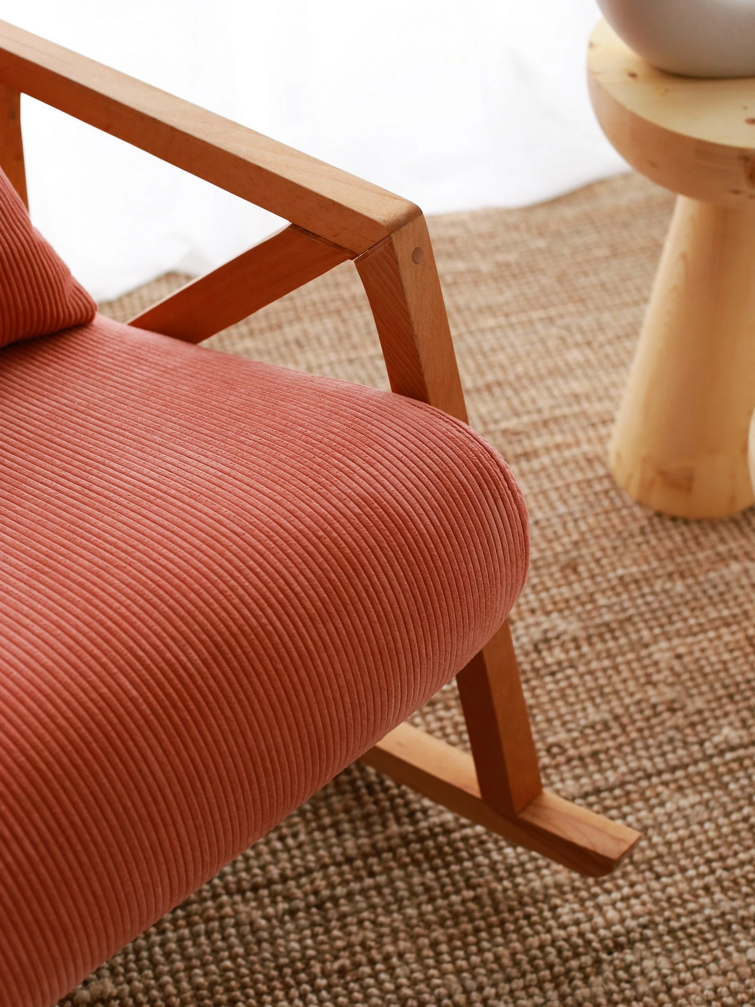 Karrige sallon me krahë, kadife vermilion, këmbë druri, Nini Sallanan