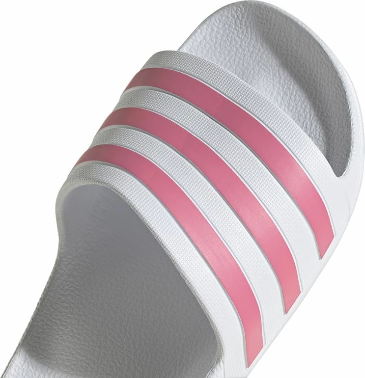 Papuqe për femra adidas, të bardha