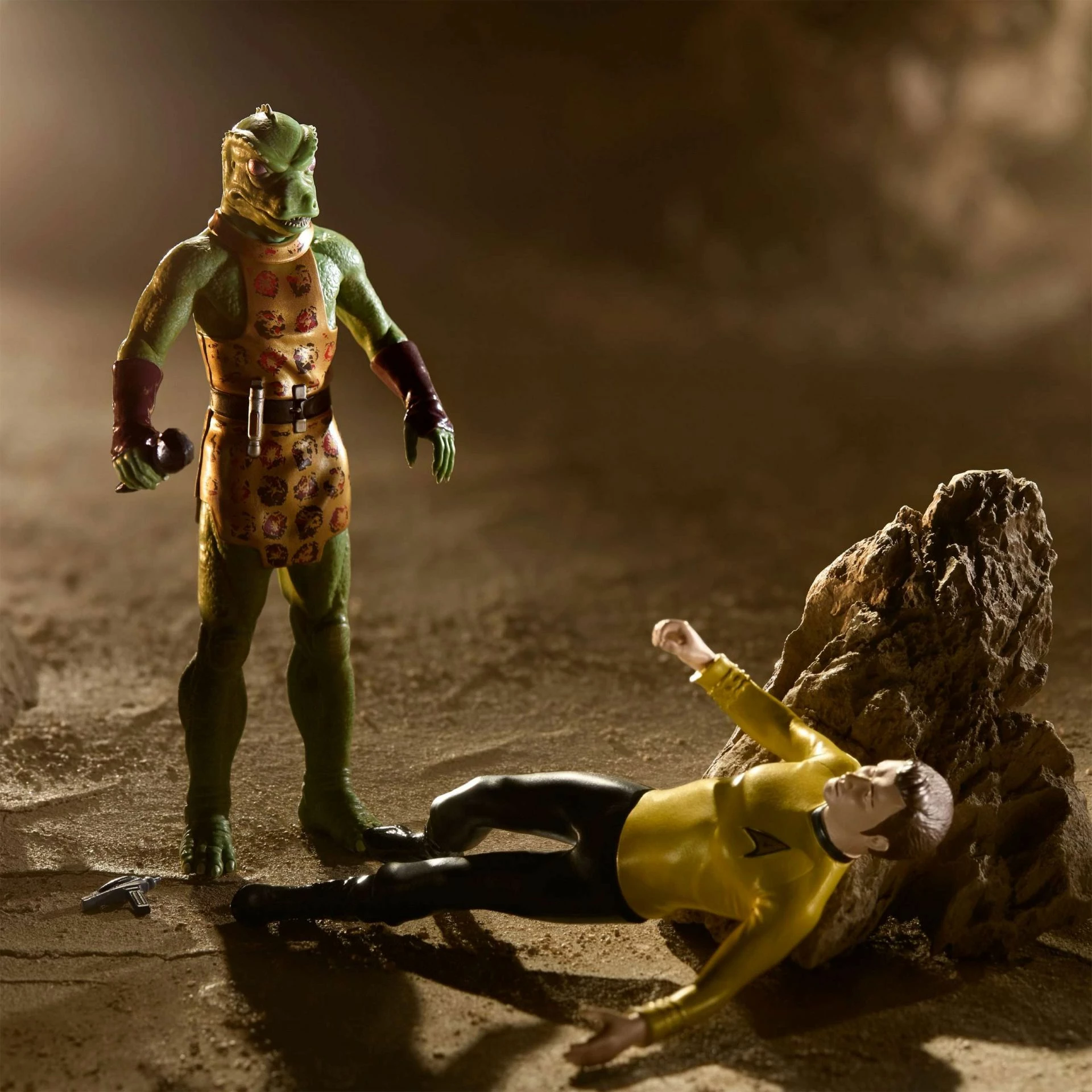 Figurë koleksionuese NOBLE COLLECTION Bendyfigs Gorn 19 cm me stendë dhe armë