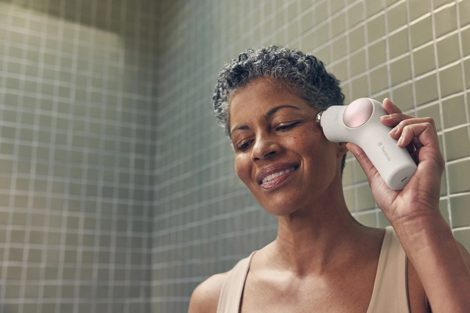 Pajisje për kujdesin e fytyrës Therabody TheraFace PRO, e bardhë