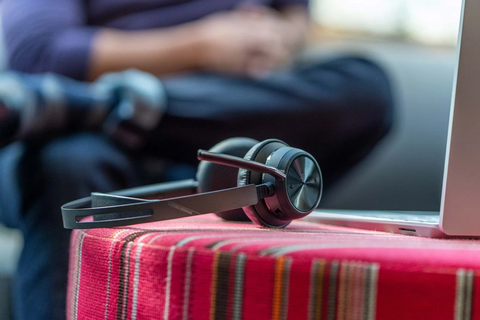 Kufje POLY Voyager Focus 2, Microsoft Teams, USB-C/A, me bazë karikimi, E zezë