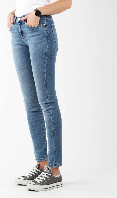 Pantallona për femra Wrangler, të ngushta