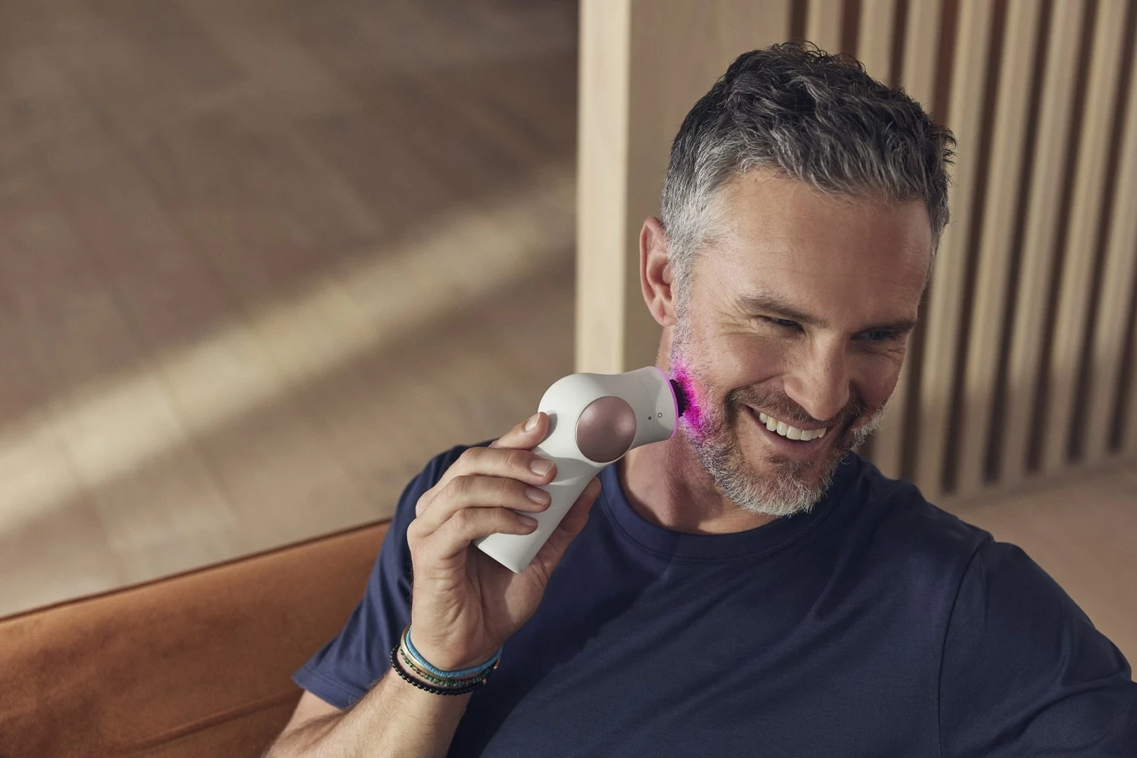 Pajisje për kujdesin e fytyrës Therabody TheraFace PRO, e bardhë