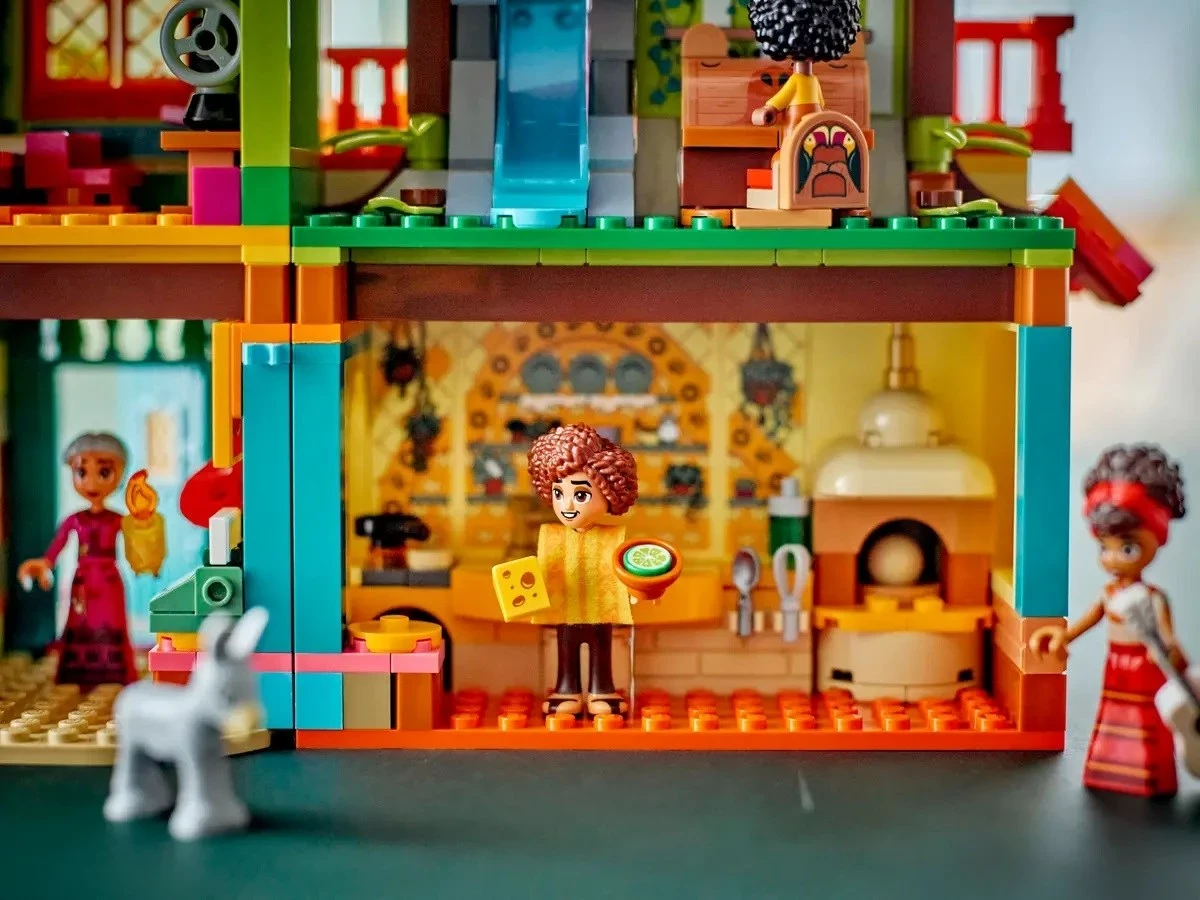 Set LEGO Disney 43245 Shtëpia Magjike Madrigal
