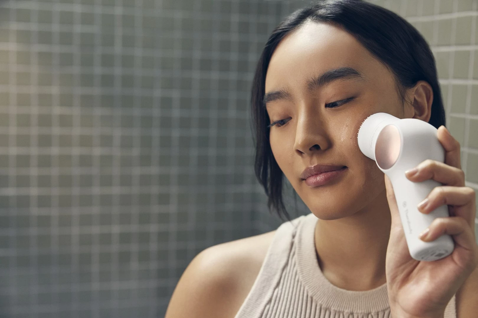 Pajisje për kujdesin e fytyrës Therabody TheraFace PRO, e bardhë