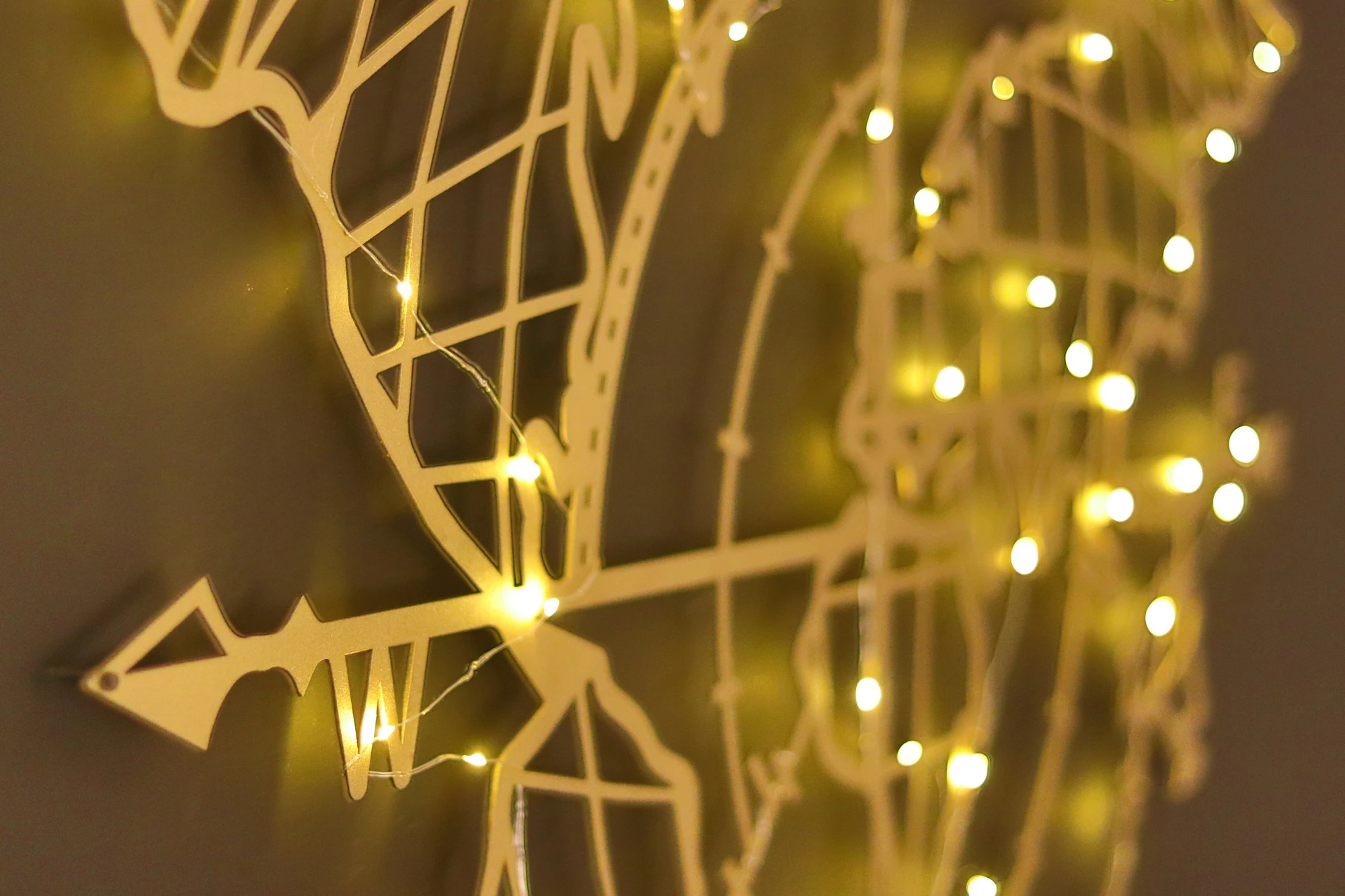 Aksesor dekorativ metalik për mur, hartë bote me busull, LED, ngjyrë ari