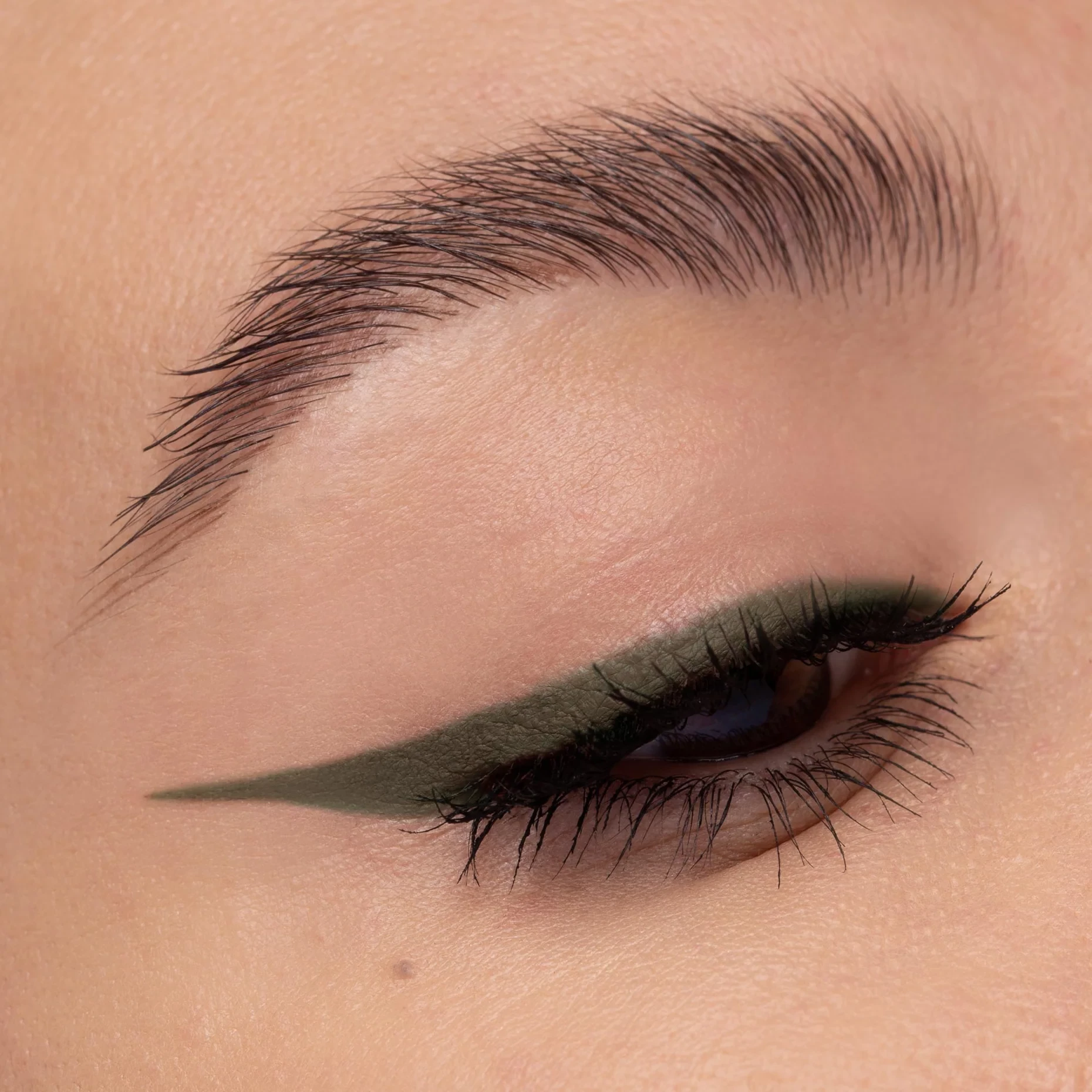 Laps për sy Nabla Cupid's Arrow Longwear Stylo Multi-Purpose Stick Eyeshadow – Shade: Arrow #12 Khaki