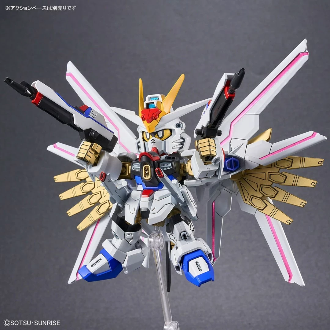 Model lodër Bandai SDCS Mighty Strike Freedom Gundam, për koleksionistë