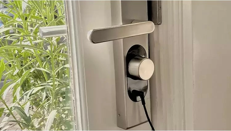 Kit energjie Shelly LOQED, bateri të rikarikueshme + adaptor, i zi