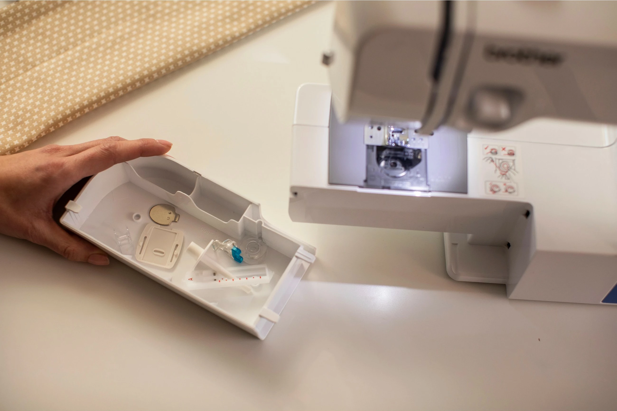 Makine qepëse Brother RL417 mekanike, e bardhë/rozë