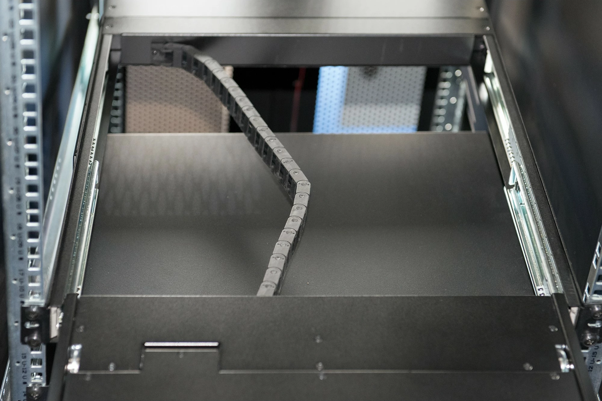 Konsolë KVM Digitus 19", 8 porta, tastierë gjermane, TFT, 1366x768, e zezë