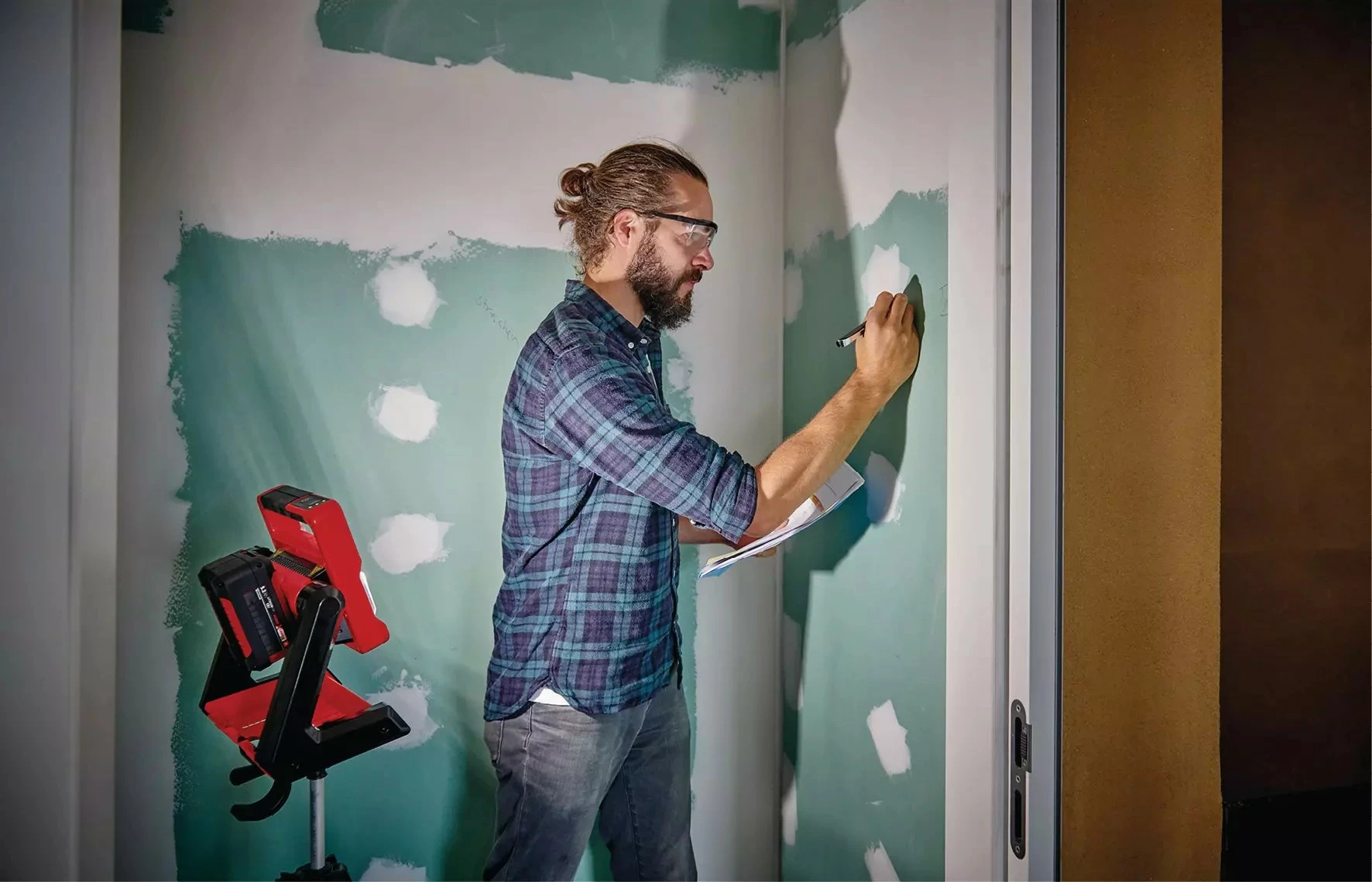 Dritë pune Einhell TE-CL 18/2000 LiAC Solo, LED, 20 llamba, pa bateri, e zezë/e kuqe