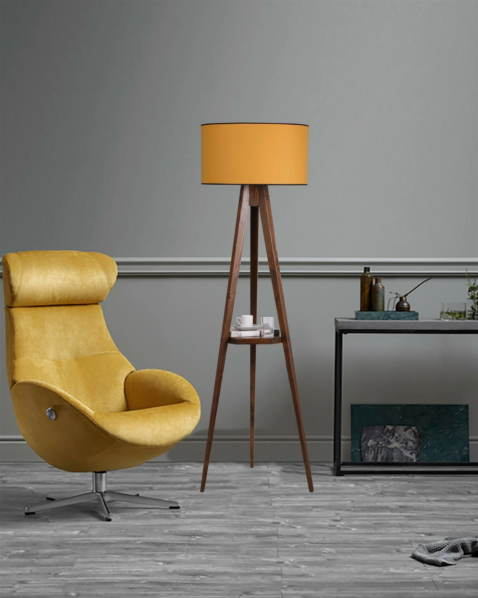 Llambë dyshemeje me tripod, trup druri, raft, abazhuri ngjyrë mustard, Opviq Sehbalı