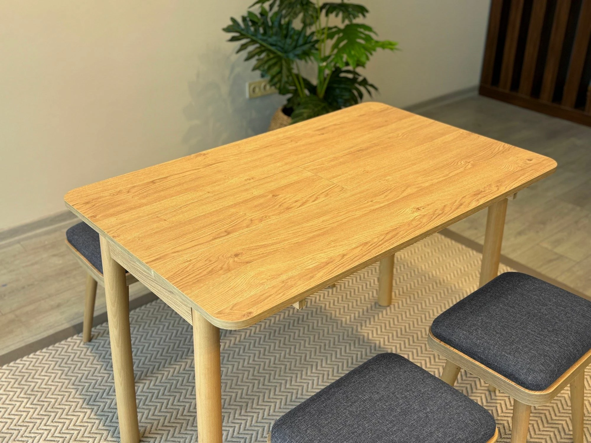 Tavolinë me karrige, set 6 pjesësh, ngjyrë lis dhe antracit, Vina Mini 06 1053