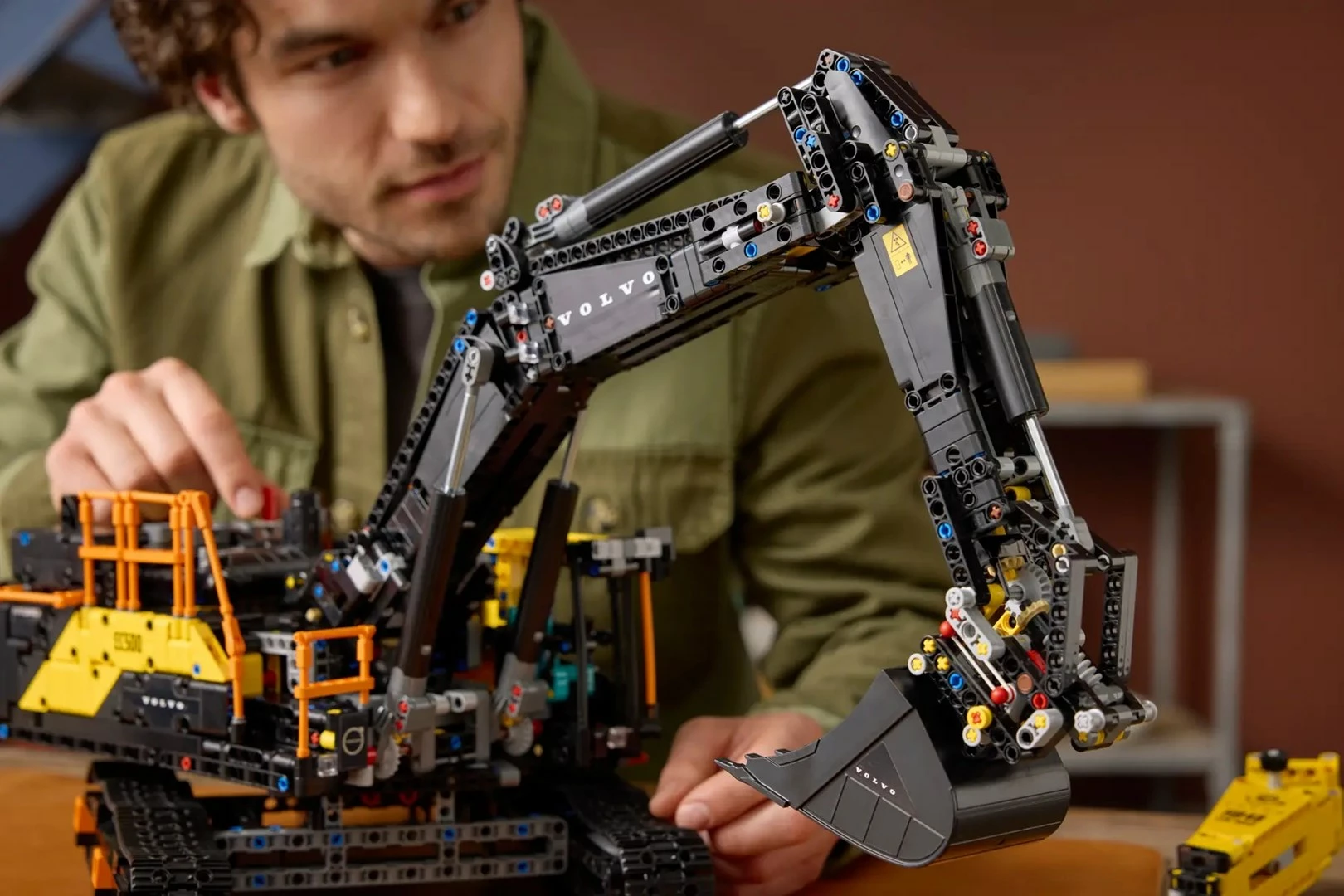 Set LEGO Technic Volvo EC500 Hybrid Excavator, 42215, për të rritur, e zezë/verdhe