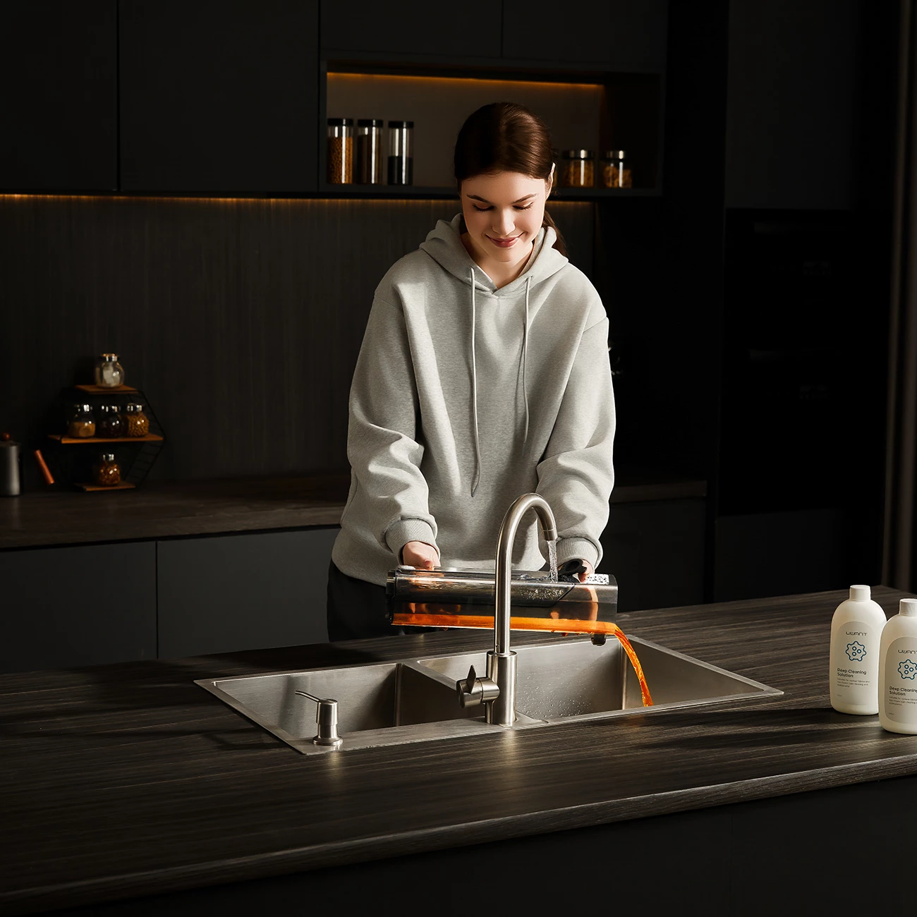 Fshesë elektrike në këmbë UWANT D700 me funksion larjeje dhe stacion karikimi, e bardhë