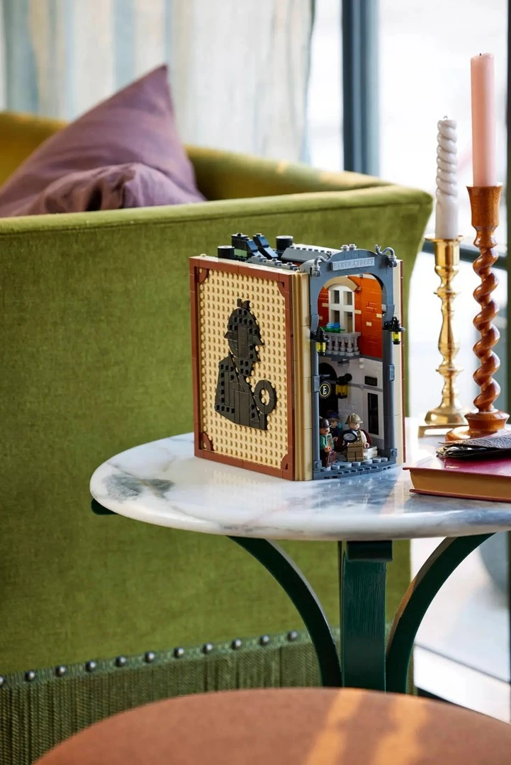 Set LEGO Sherlock Holmes Book nook, ICONS 10351, 5 minifigura